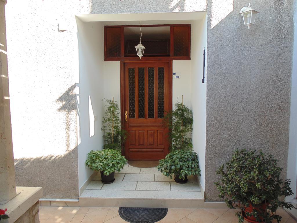 Villa Apartments Mate Cebalo ルンバルダ エクステリア 写真