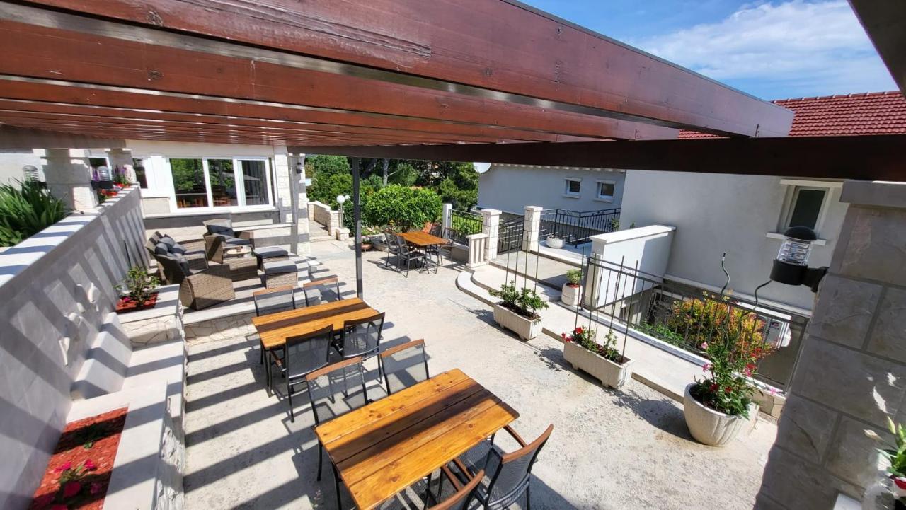 Villa Apartments Mate Cebalo ルンバルダ エクステリア 写真
