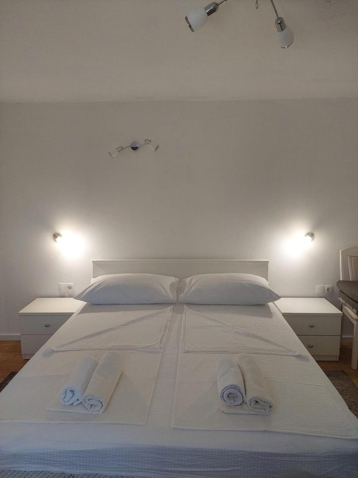 Villa Apartments Mate Cebalo ルンバルダ エクステリア 写真